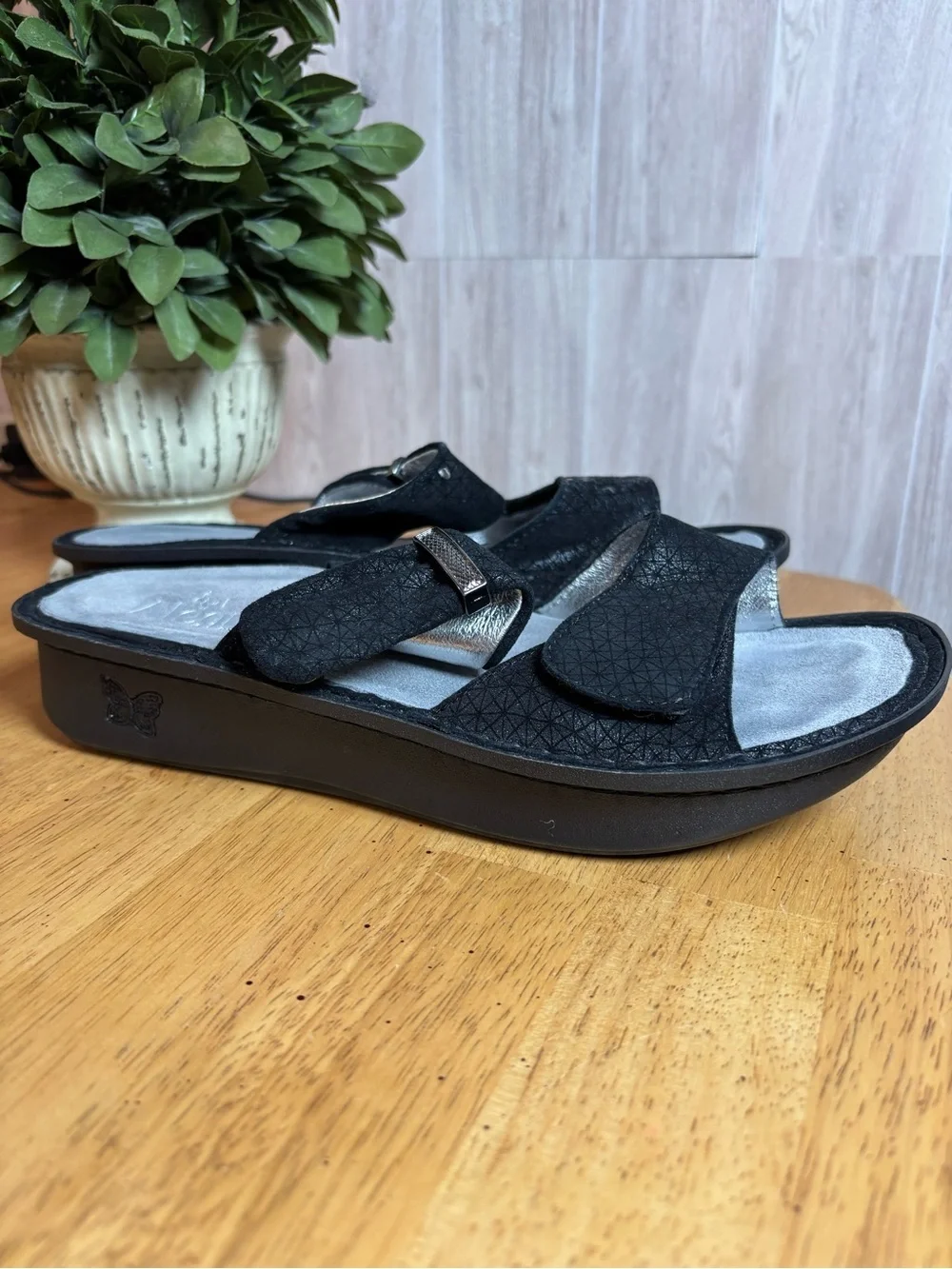 Alegria Karmen Black Geometric Leather Sandals Orthopedic Comfort Size 9.5 or 40